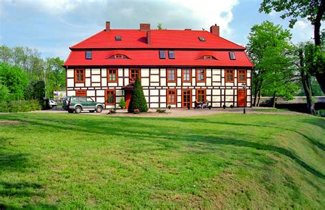 Rekonstrukcja dworu Wołłowiczów w Psucinie