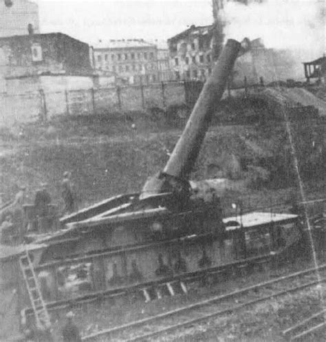 Zdjęcie Grubych Bert na stanowisku ogniowym w okolicach Psucina, 1915 r.