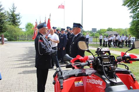 Zgromadzenie strażaków przed kaplicą w Strzakłach podczas uroczystości
