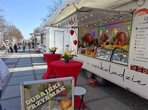 Stoiska z rękodziełem i produktami regionalnymi na festiwalu