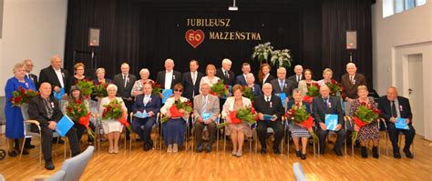 Zdjęcie z jubileuszu 90-lecia OSP Kraśnica, z odznaczonymi druhami