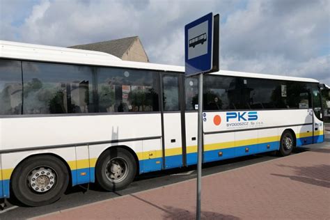 Zniszczony autobus PKS i ciężarówka po zderzeniu
