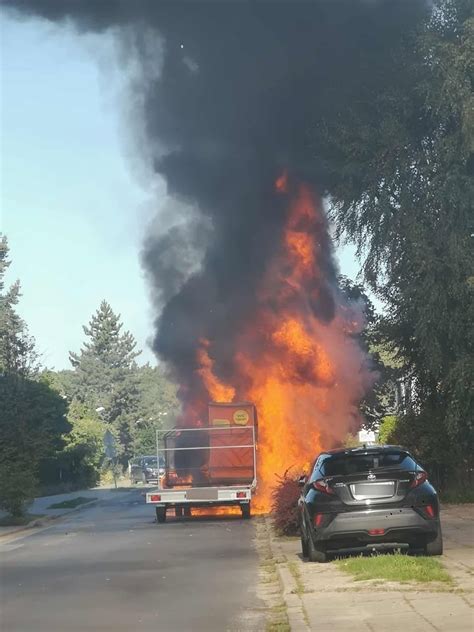 Zdjęcie słupa czarnego dymu nad Poznaniem
