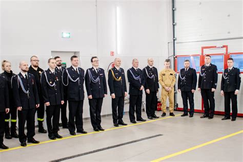 Zdjęcie uroczystości przekazania kluczyków do nowego samochodu SD-30 OSP Rogoźno