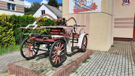 Zdjęcie zabytkowej sikawki strażackiej z 1903 roku, eksponatu OSP Koniówka