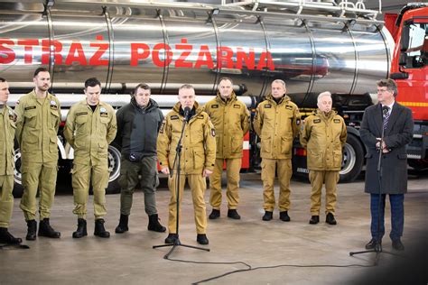 Fotografia przedstawiająca dawnych polskich strażaków w akcji