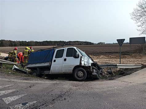 zdjęcie spalonego samochodu dostawczego na poboczu drogi
