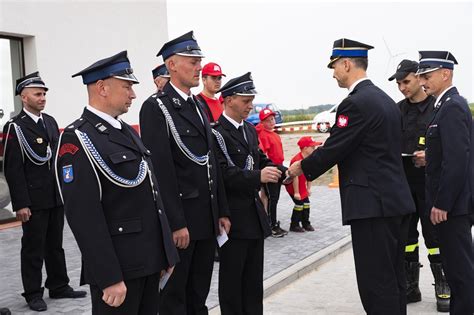 Zdjęcie remizy OSP Dobra z zaznaczonym rokiem założenia i kategorią JOT
