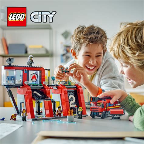 Dzieci bawiące się zestawem LEGO City Remiza Strażacka