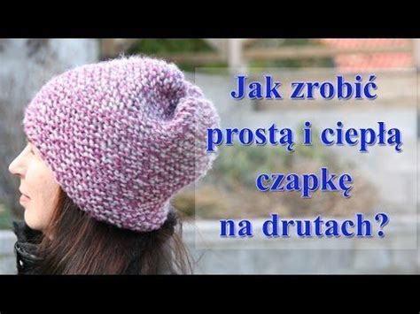 fotografia przedstawiająca kobietę zdejmującą luźną czapkę beanie i poprawiającą fryzurę palcami, z efektem zachowanej objętości włosów
