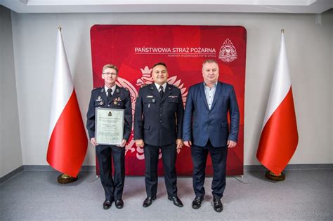 Uroczystość wręczenia decyzji o włączeniu OSP Medynia Łańcucka do KSRG, z udziałem przedstawicieli władz i strażaków
