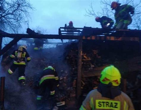 Strażacy monitorujący teren pożaru w nocy