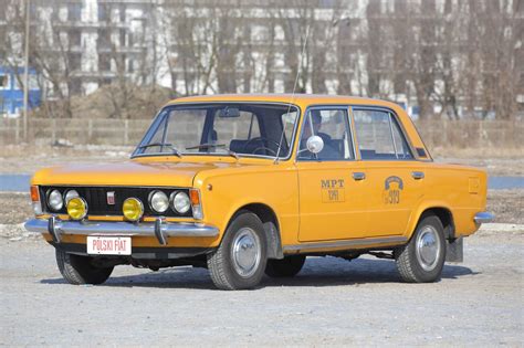 Kadr z filmu przedstawiający żółtego Fiata 125p z numerem bocznym 1313