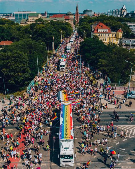 Infografika przedstawiająca liczbę zatrzymanych osób i zarzuty karne po Marszu Równości w Białymstoku