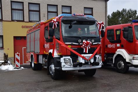 zdjęcie nowych samochodów strażackich przekazywanych jednostkom OSP