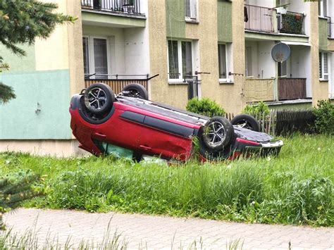 Samochód po wypadku, leżący na dachu