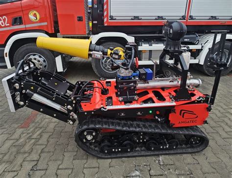 Robot gaśniczy zdalnie sterowany podczas akcji przy ulicy Toruńskiej