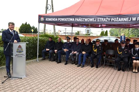 Zdjęcie wraków samochodów na wewnętrznym placu dawnej komendy PSP w Śremie