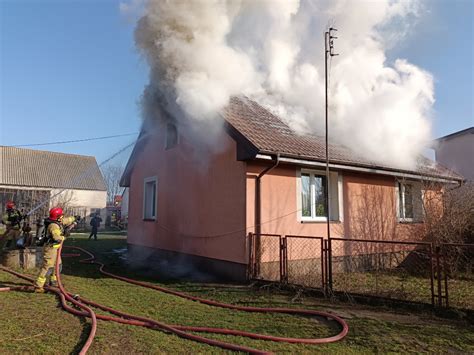 Zagląd strażaków do spalonego domu jednorodzinnego pełnego odpadów w Łagowie