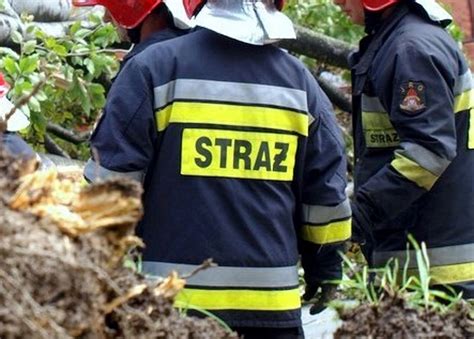 kobieta strażak podczas ćwiczeń