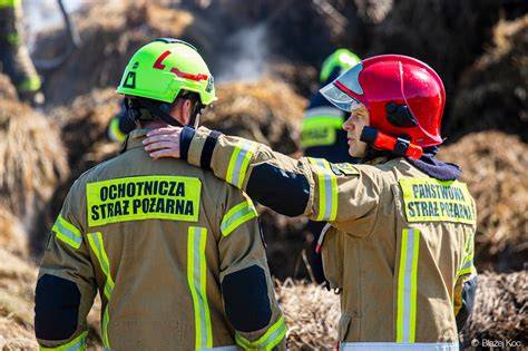 Zdjęcie: Strażacy OSP z Łomianek podczas ćwiczeń z wykorzystaniem sprzętu
