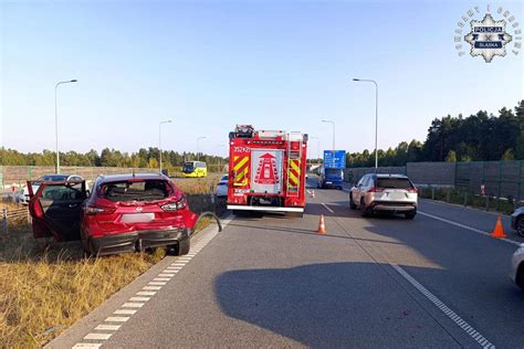 Miejsce wypadku na autostradzie A1 z widocznymi wrakami pojazdów i strażakami OSP