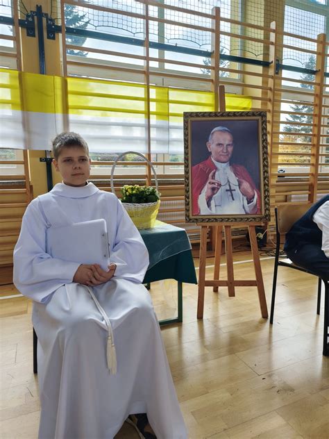 Zdjęcie związane z obchodami Dnia Patrona Jana Pawła II w szkole.
