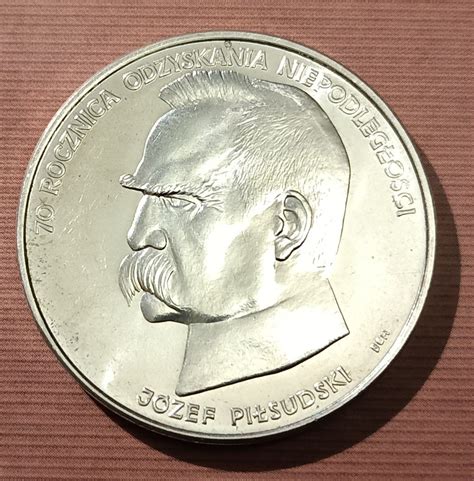 zdjęcie magnesu neodymowego przyłożonego do srebrnej monety