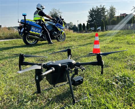 Policyjny dron monitorujący ruch drogowy