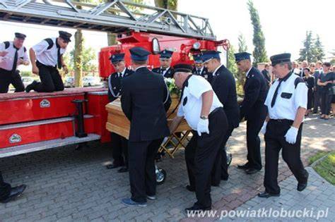 Tematyczne zdjęcie przedstawiające zasłużonego strażaka w mundurze OSP