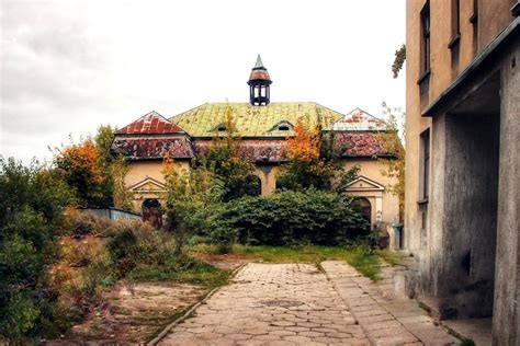 fotografia ruin dawnego kościoła Braci Morawskich przy ul. Żeromskiego 56 po pożarze