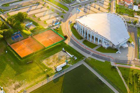 Obiekty sportowe Centralnej Szkoły PSP: stadion i korty tenisowe