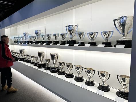 Zdjęcie przedstawiające orkiestrę z trofeami i dyplomami na jednym z przeglądów
