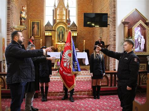 Ksiądz kapelan podczas mszy świętej dla strażaków