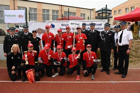 Strażacy podczas biegu sztafetowego na zawodach powiatowych