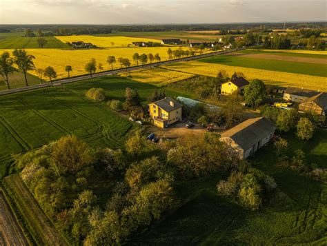 grupa ludzi czekających przed zablokowanym budynkiem mieszkalnym