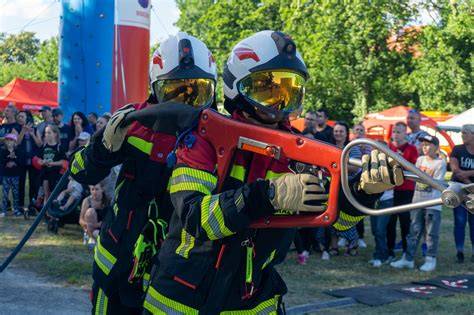 Strażacy z OSP Cielętniki w umundurowaniu, przed remizą lub podczas pokazu