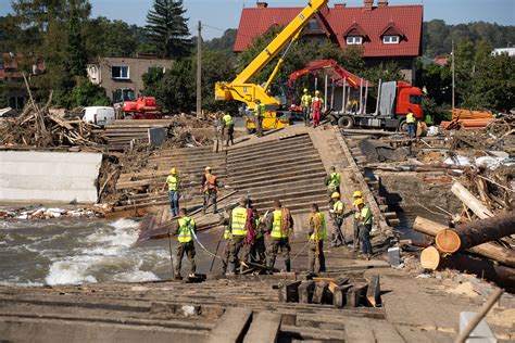 Fotografia zniszczeń powodziowych w Branicach i działań pomocowych