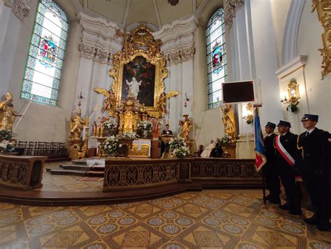 Strażacy w mundurach galowych podczas mszy świętej w kościele