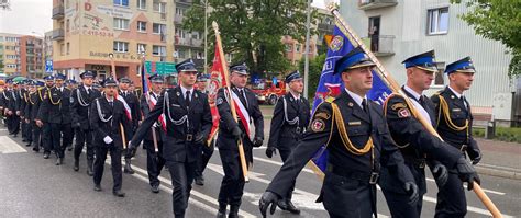Przemarsz pododdziałów straży pożarnej z orkiestrą dętą