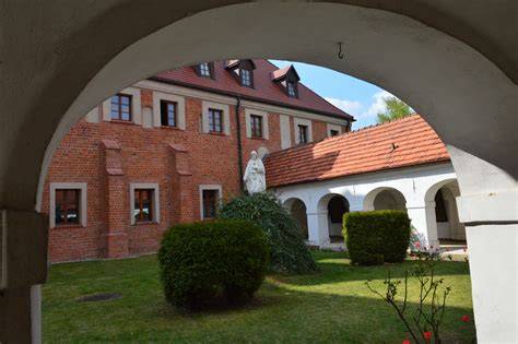 Zdjęcie przedstawiające nowoczesną remizę OSP w Kazimierzu Biskupim, ukazujące halę garażową i część socjalną