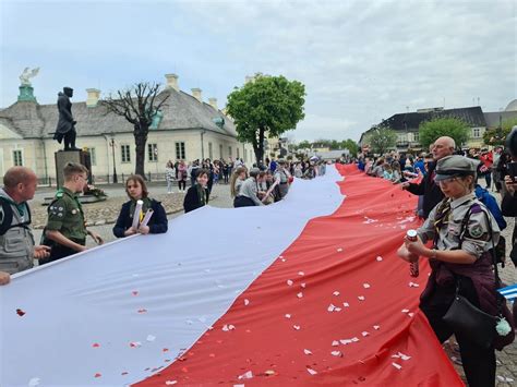 Zdjęcie z obchodów Dnia Flagi w Szamotułach z 100-metrową flagą niesioną przez mieszkańców
