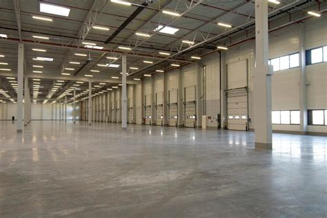 Zdjęcie płonącej hali magazynowej w Piotrawinie