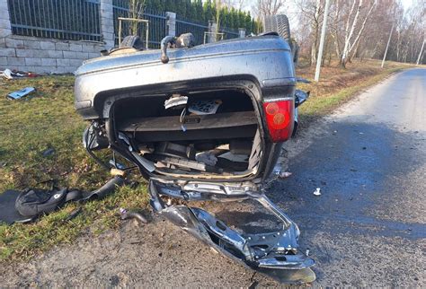 Spalony samochód po wypadku w Piotrawinie