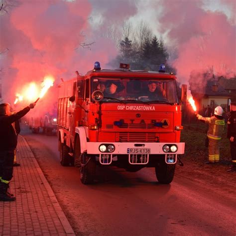 Zdjęcie przedstawiające orkiestrę dętą OSP podczas występu lub próby
