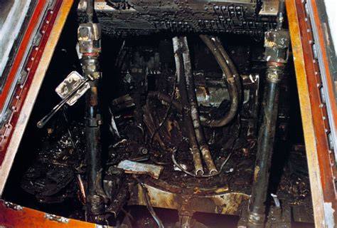 zdjęcie wnętrza modułu dowodzenia Apollo 1 po pożarze