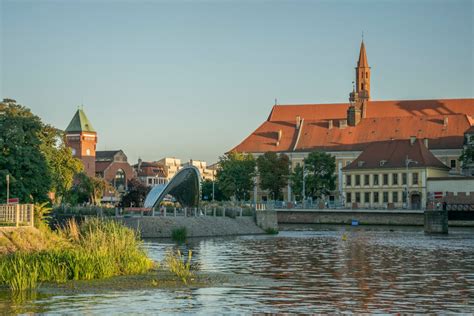 Widok na płonącą halę warsztatowo-magazynową z samochodami i częściami