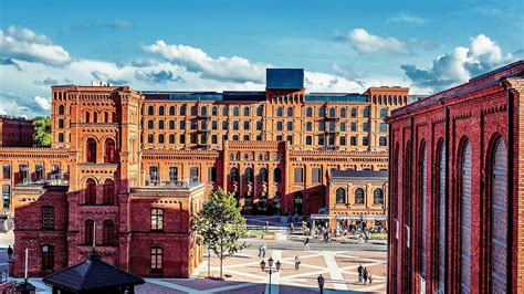 Panorama Manufaktury w Łodzi, ukazująca kompleks budynków poprzemysłowych i centralny rynek