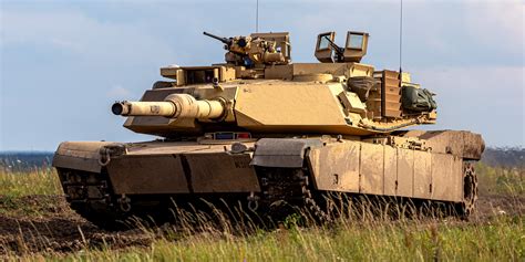 Tematyczne zdjęcie czołgu M1A1 Abrams w akcji na pustyni