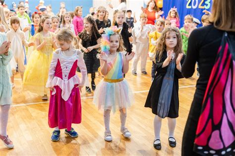 Zdjęcie z balu charytatywnego, przedstawiające np. licytację fantów lub uczestników zabawy